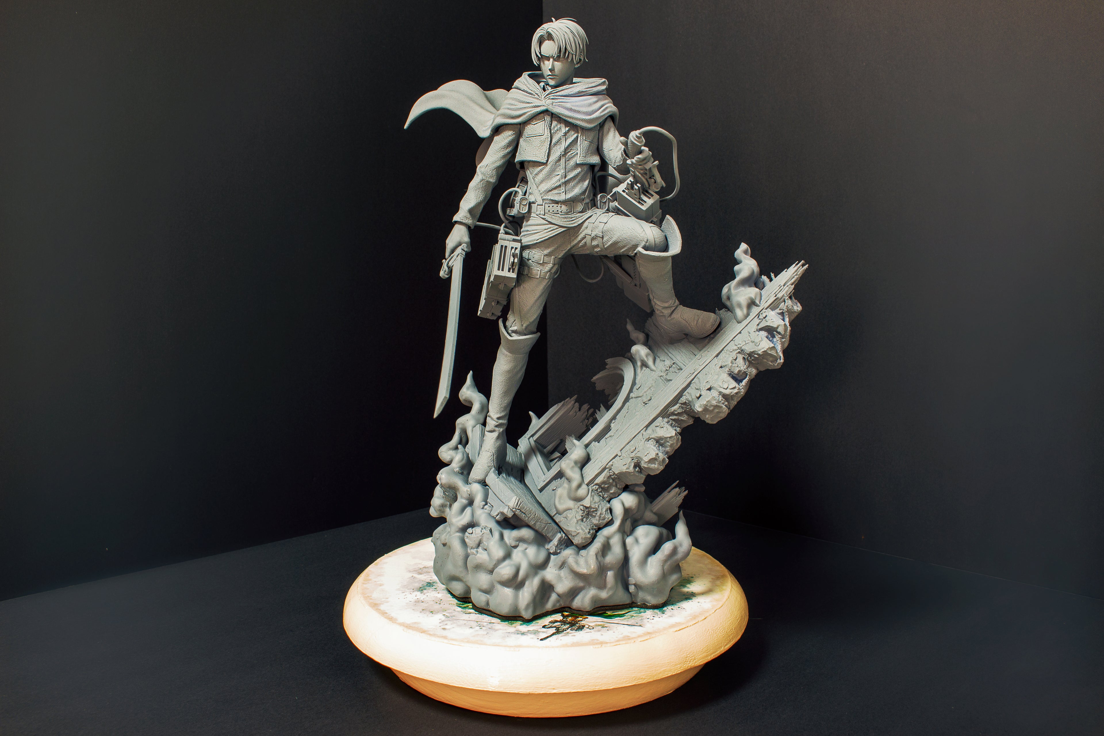 Figura coleccionable de anime de Levi Ackerman de Attack on Titan, escala 1/9 y con expositor.