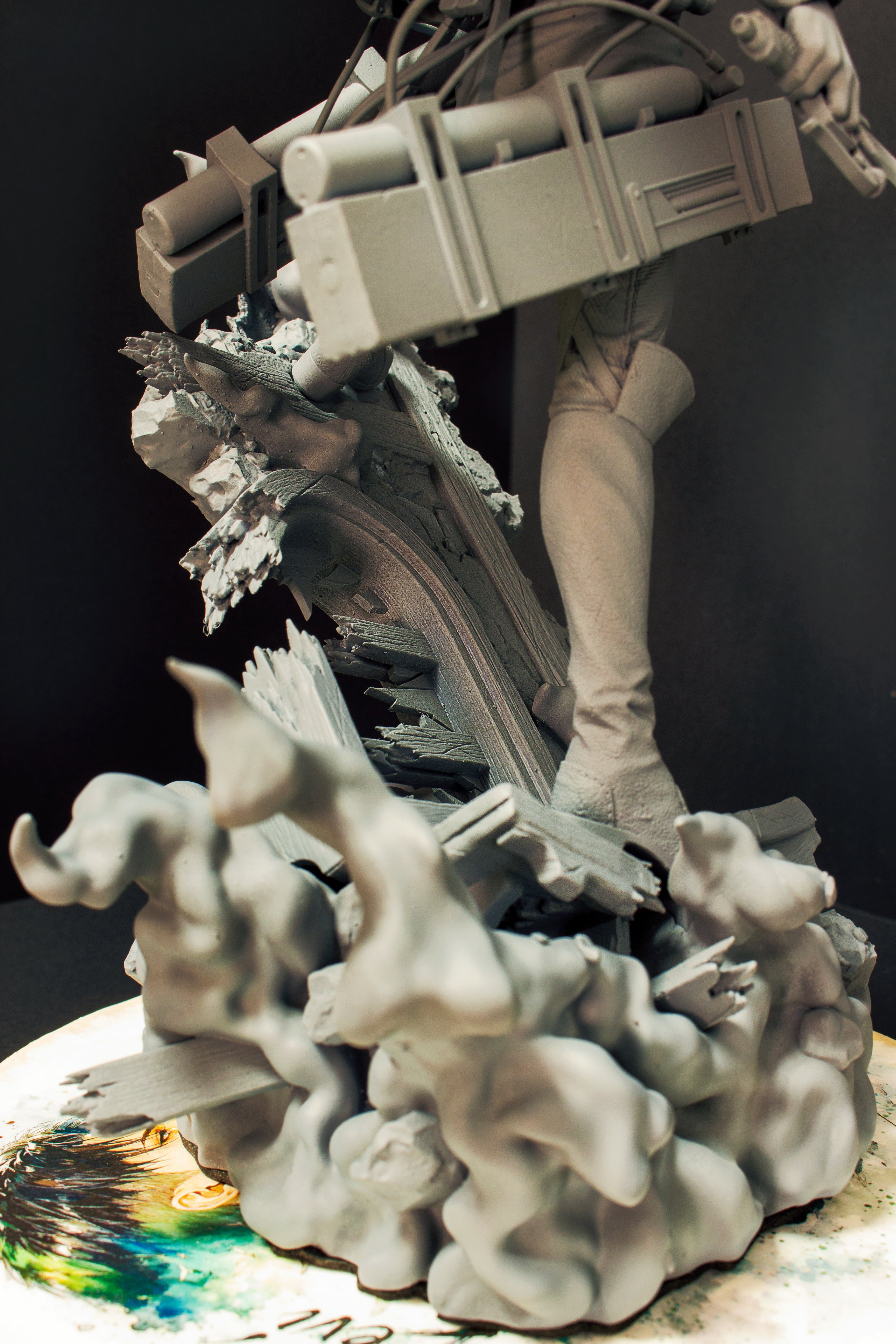 Figura coleccionable de anime de Levi Ackerman de Attack on Titan, escala 1/9 y con expositor.