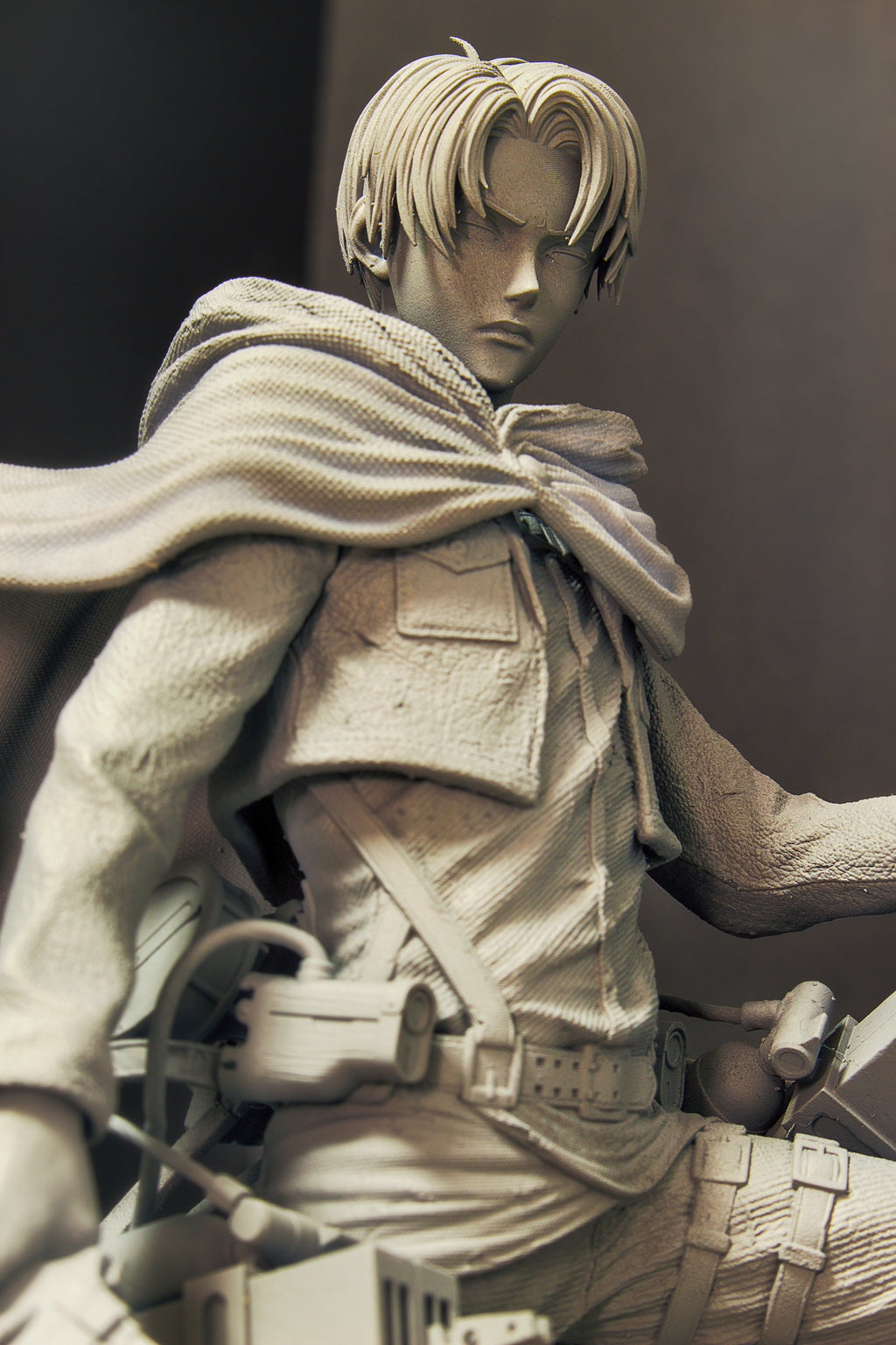 Figura coleccionable de anime de Levi Ackerman de Attack on Titan, escala 1/9 y con expositor.