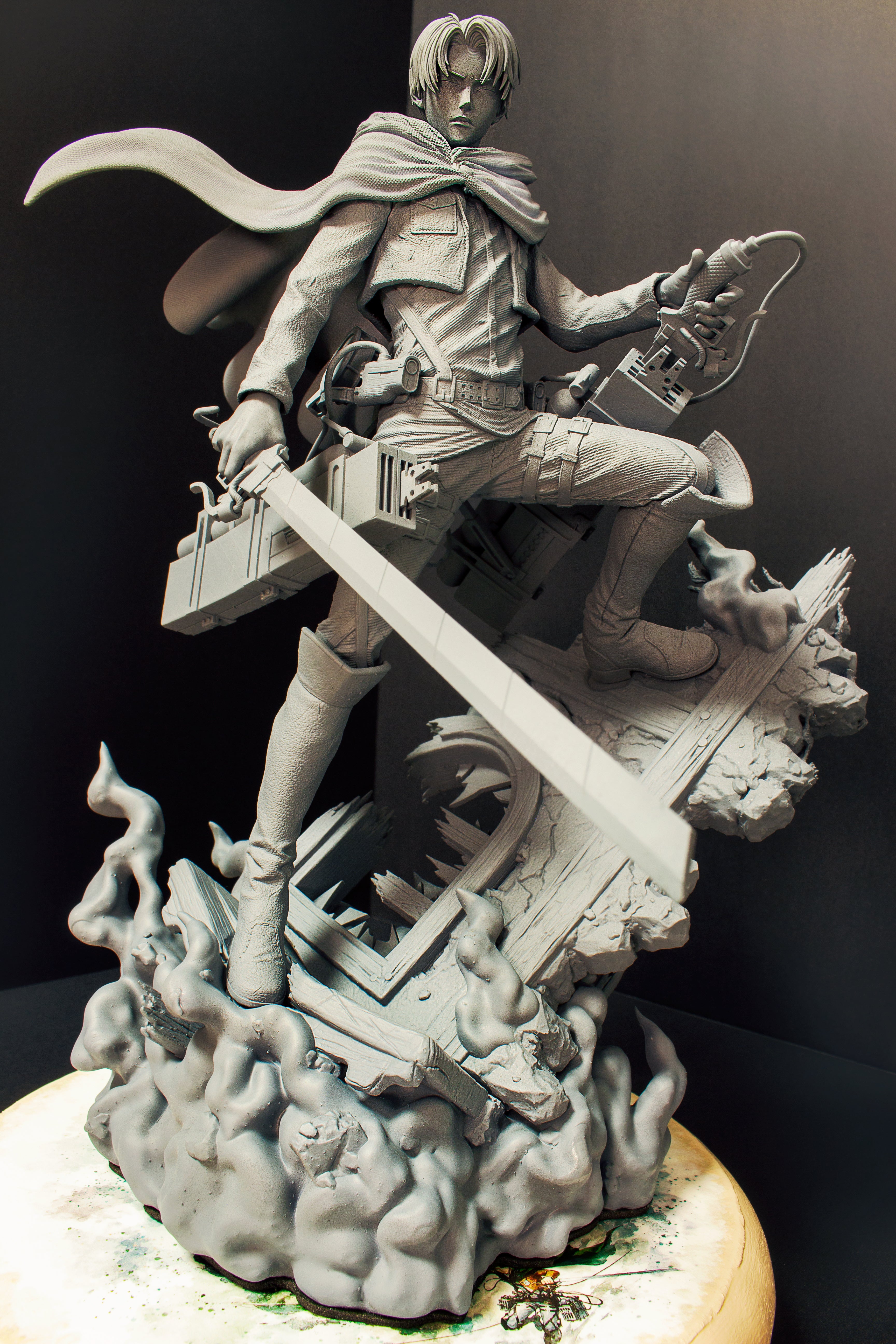 Figura coleccionable de anime de Levi Ackerman de Attack on Titan, escala 1/9 y con expositor.