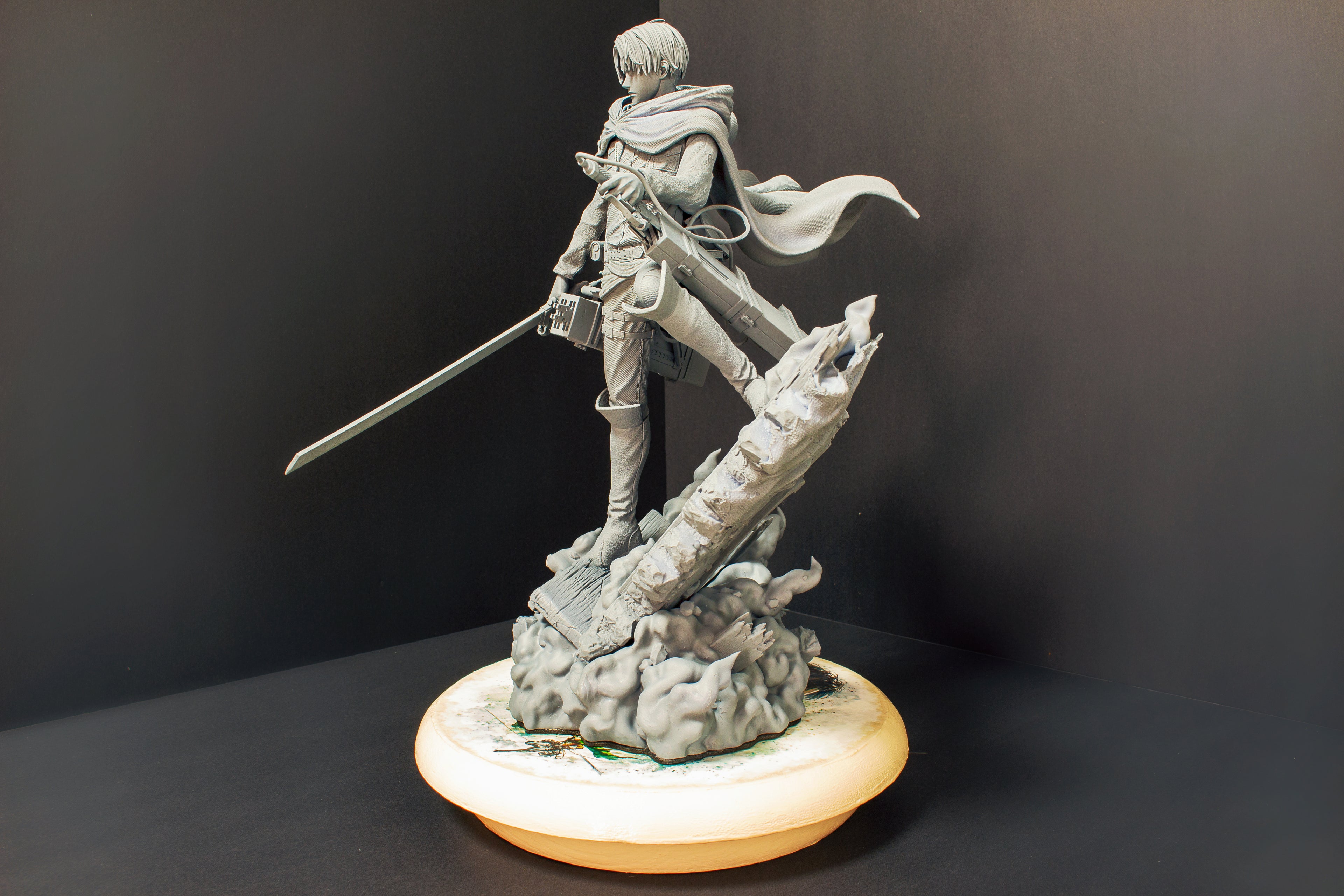 Figura coleccionable de anime de Levi Ackerman de Attack on Titan, escala 1/9 y con expositor.