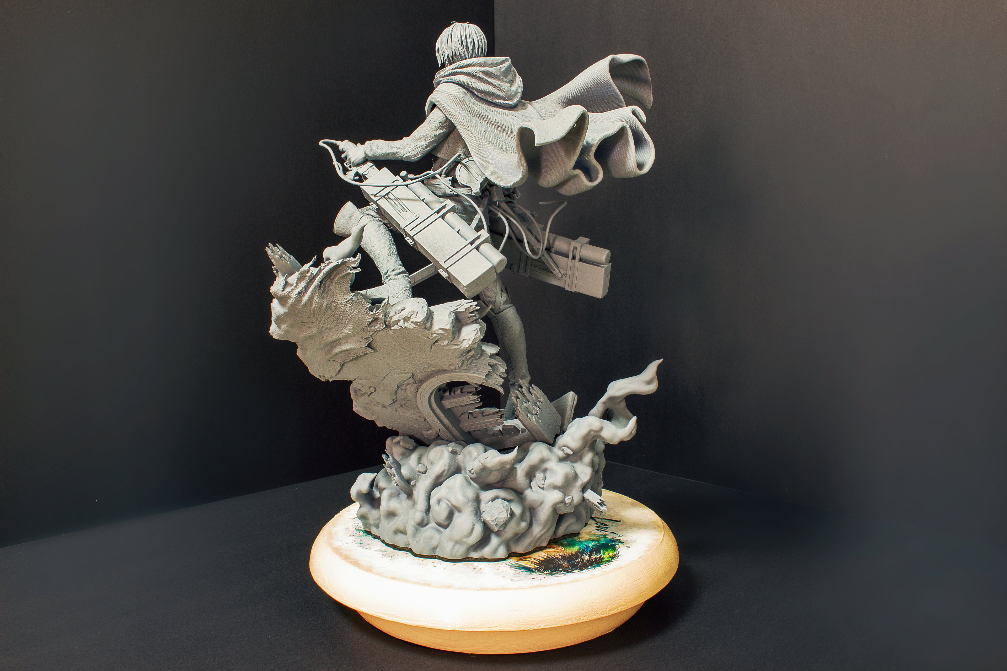 Figura coleccionable de anime de Levi Ackerman de Attack on Titan, escala 1/9 y con expositor.