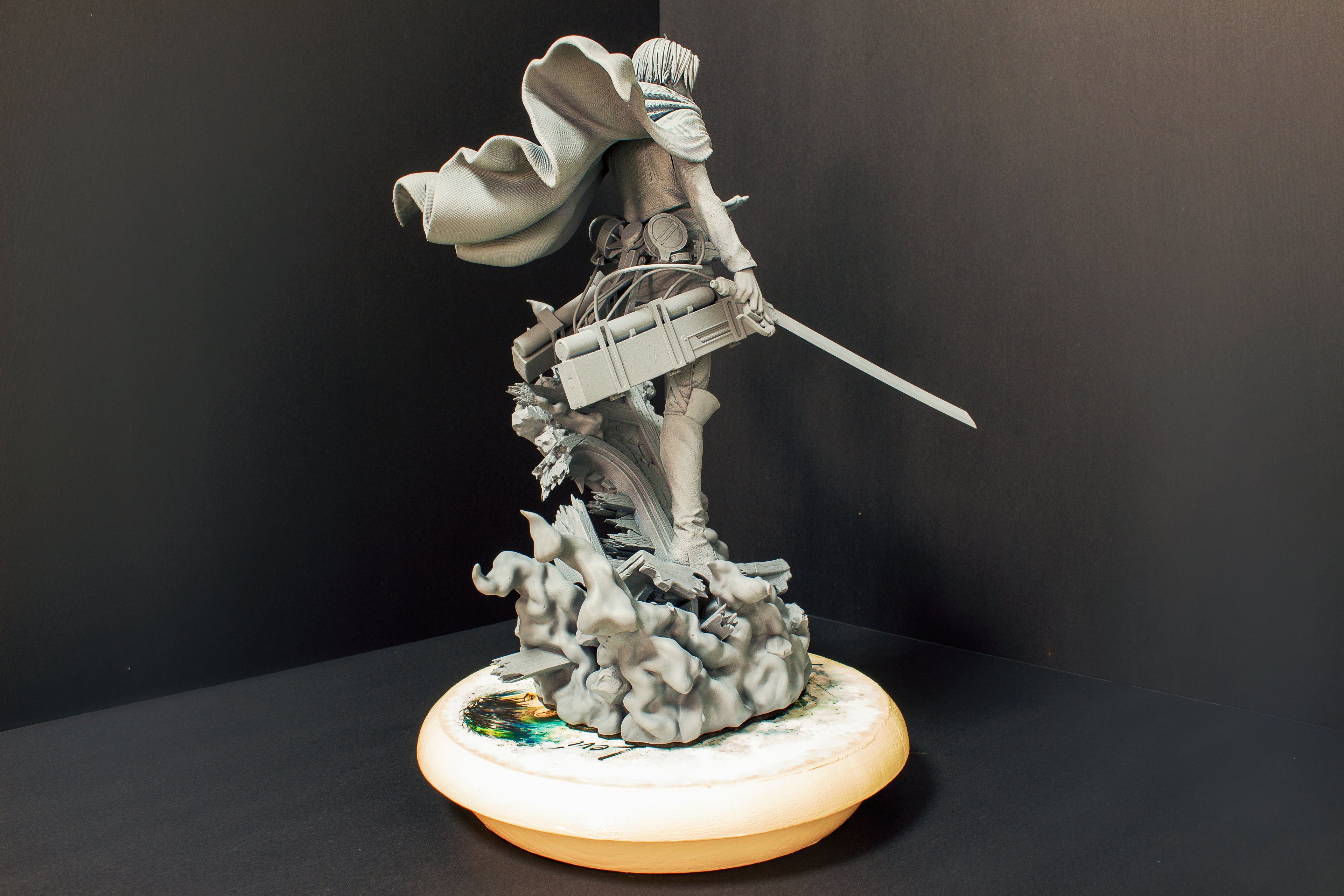 Figura coleccionable de anime de Levi Ackerman de Attack on Titan, escala 1/9 y con expositor.