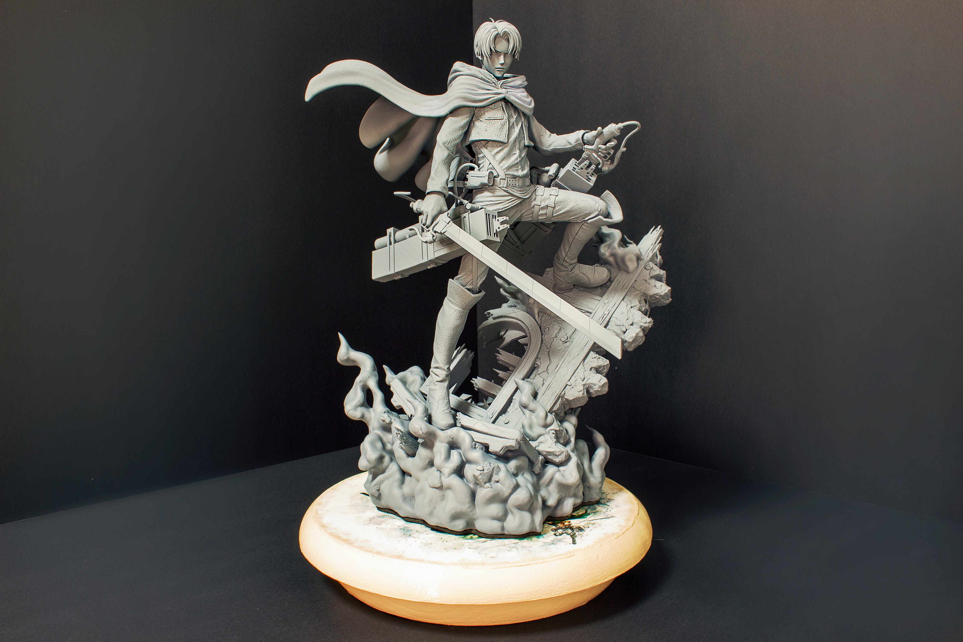 Figura coleccionable de anime de Levi Ackerman de Attack on Titan, escala 1/9 y con expositor.