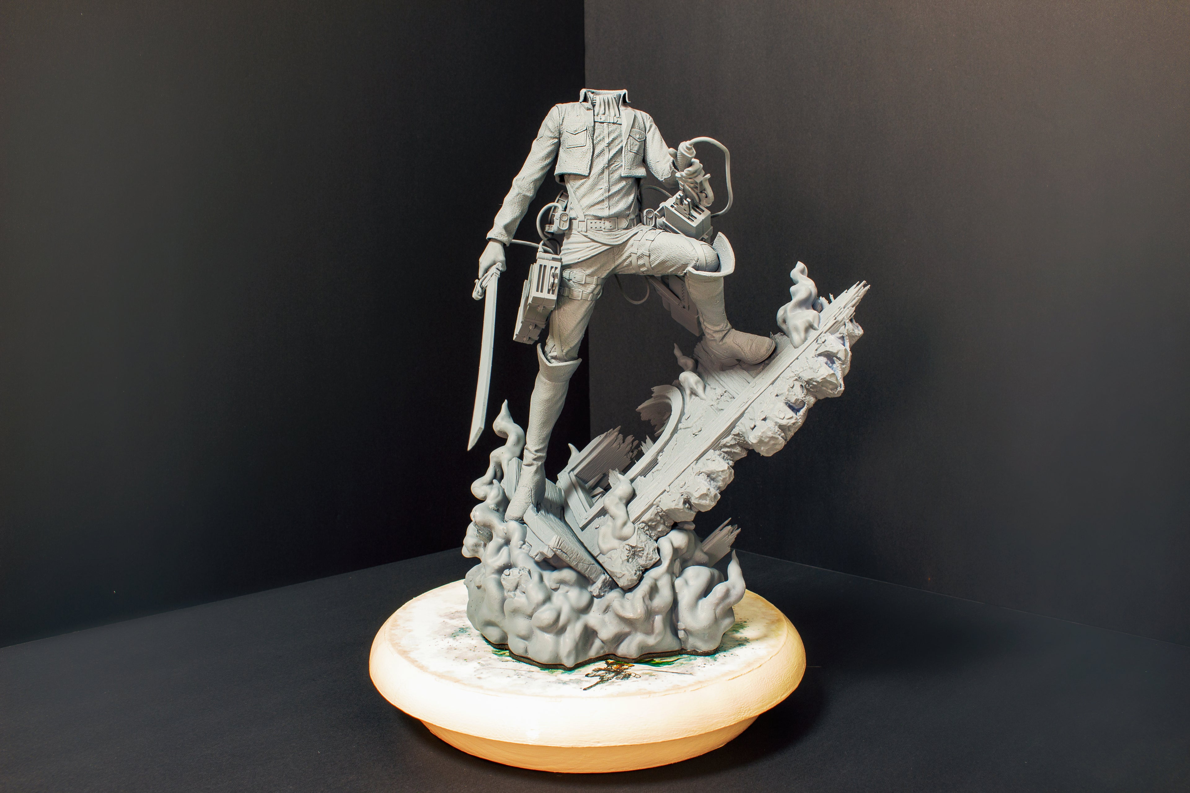Figura coleccionable de anime de Levi Ackerman de Attack on Titan, escala 1/9 y con expositor.